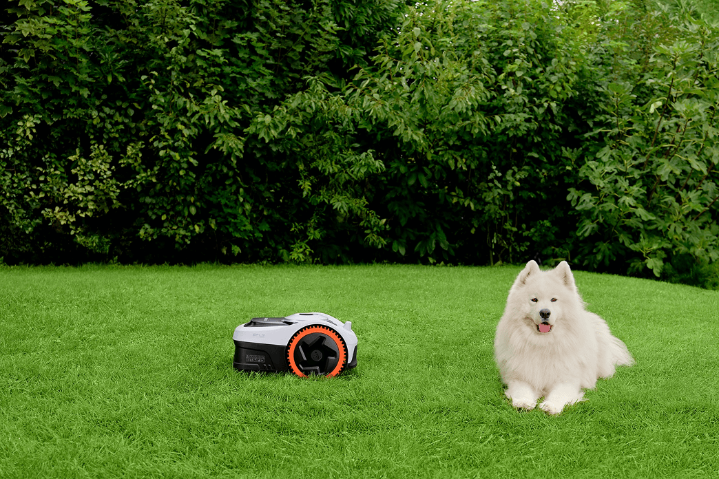 The garden of the future, today – Segway Navimow robotic lawnmower demo