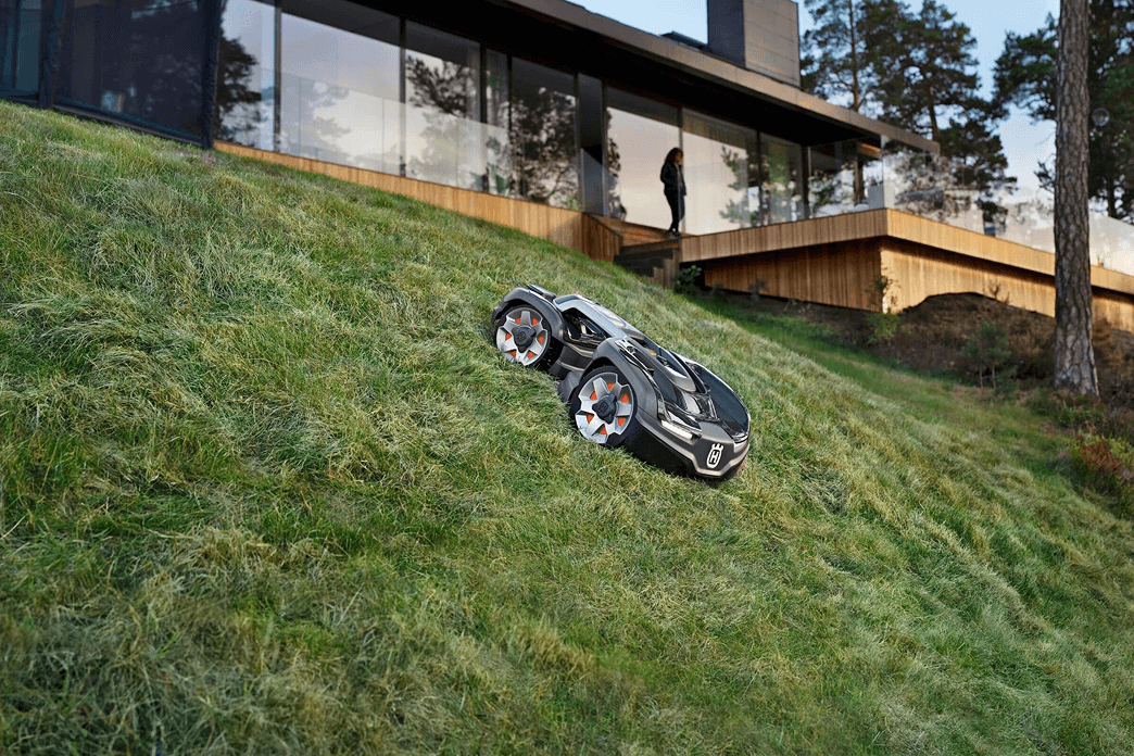 Expert advice on robotic lawnmowers at the HQBolt stand