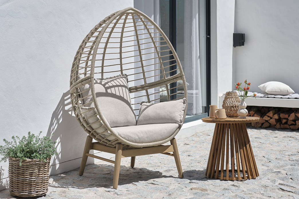 VARMING armchair - Friendly design, pure relaxation
